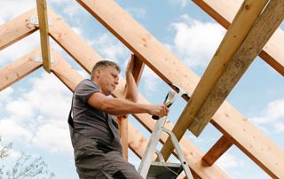 houtconstructie-dakwerker-hamer-ladder-footer